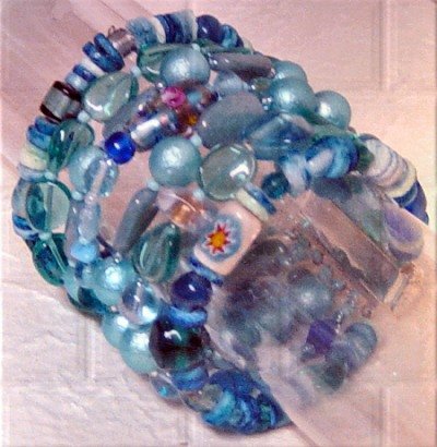 braccialetto Azulado mix perline azzurre varie forme materiali cocco vetro perlate