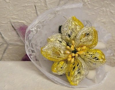 confezionare bomboniere fiori di nastro giallo con pizzo tulle racchette portaconfetti bianche