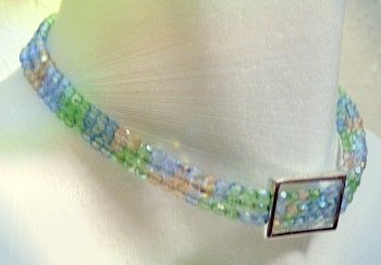 multicolore rosa azzurro verde collana perline 3 fili decorazione metallo centrale