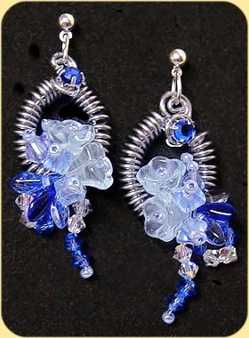 fare orecchini perline fiorellini foglioline azzurre blu cristalli e Swarovski, filo di metallo per molla twister