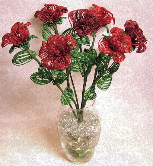 mazzo di rose veneziane bomboniere fiori di perline rosse foglie verdi tecnica palo perno centrale