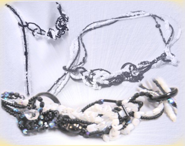 fare collane perle intreccio anelli da costruire con perline nere bianche