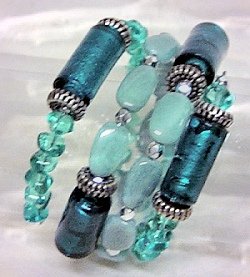 braccialetto turchese creazione con pietre vetro tubetti foglia argentata perline di metallo cristalli argento