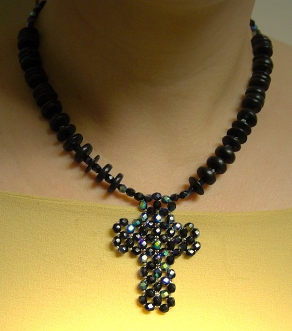 collana perle cocco nere con ciondolo Croce perline sfaccettate aurora boreale