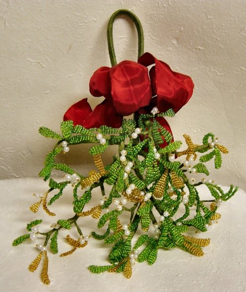 creazione composizione ramo vischio perline Natale colore verde dorato pistilli perle bacche bianche nastro rosso