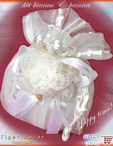 bianco e panna elegante sacchettino in organza con decorazione di rosa di stoffa, cordoncino e nappine