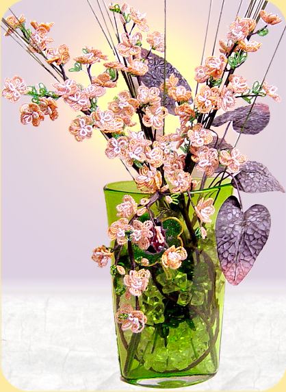 composizione fiori di pesco perline fai da te con vaso biglie vetro foglie decorative fili bambù