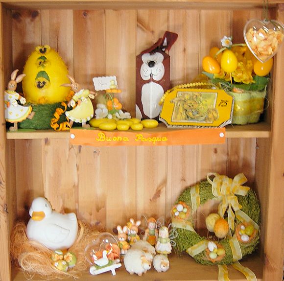 vetrina Pasquale fai da te decorazioni primaverili coniglietti pecorelle uova coroncine cuoricini trasparenti segnaposto e bomboniere