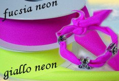come creare fai da te collane e bracciali fettuccia pandora con nastro elastico tiramolla rosa fucsia giallo neon fluo fettuccia per bracciali pandora-style, esempio con perle charms bigiotteria