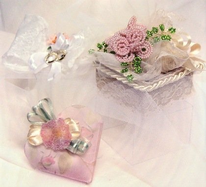 fare bomboniere matrimonio con tulle bianco scatoline portaconfetti forma cuore quadrata roselline fiori perline nastrini raso nastri pizzo