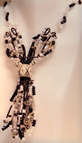 creare collana perline con distanziatori rame, perle bianche e nere, cordoncino cerato bianco