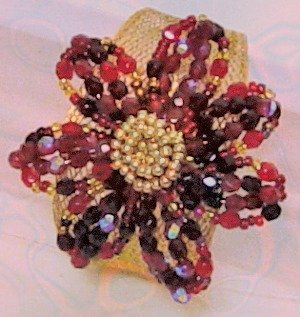 fiore margherita di perle braccialetto Elegancia rosso e bordeaux di filo metallico dorato all'uncinetto