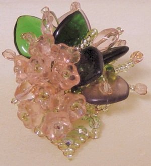 Florecilla spilla perline fiori rosa foglie verde perle olive cristalli rosé