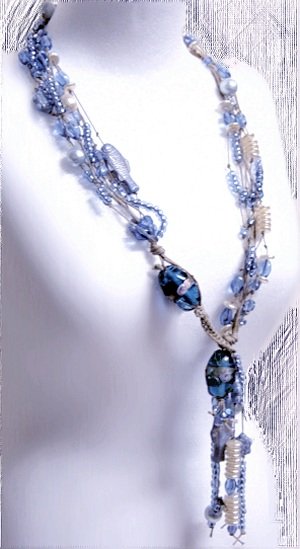 collana perline laccio avio cordini e punto asola con frange mix perle pesciolini forme rondelline rotonde cristalli veneziane
