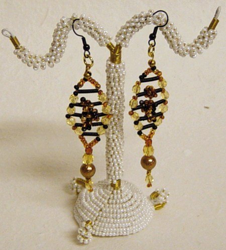 forma rombo orecchini perline ambra topazio nere con monachelle, portaorecchini bianco