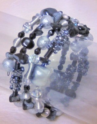 idee natalizie fare regali perline fai da te braccialetto argento grigio nero perle assortite spirali torchon di conterie