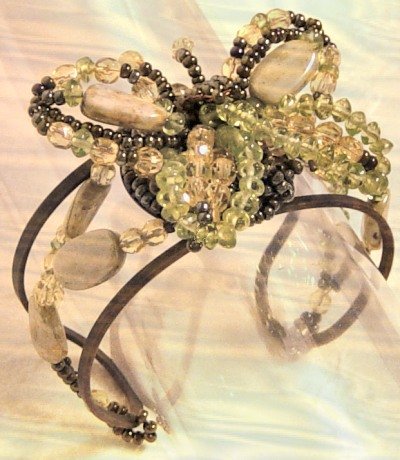esempio di braccialetto di bigiotteria artigianale da decorare con charms ciondoli pendenti