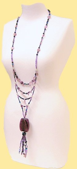creare collane con perline di vetro: hobby idea collana Charleston con piastre pietre e perline nero-viola