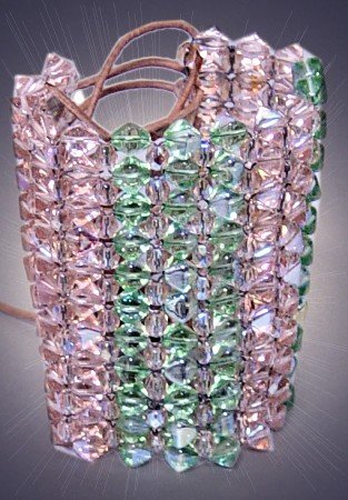 braccialetto intrecciato fai da te creazione con cristalli rombetti verdi rosa cordoncini fili di pelle beige naturale