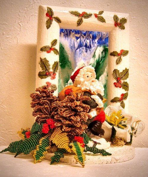 centrotavola natalizio agrifoglio pigne perline anemoni statuina Babbo Natale cornice decoupage e window color