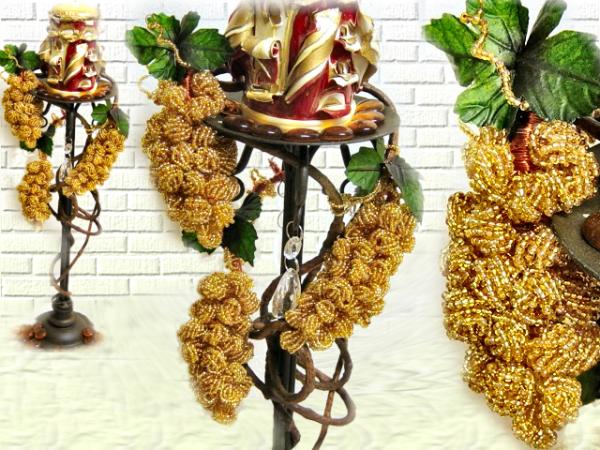 candeliere composizione grappoli uva perline dorate foglie verdi candela decorazione fogli di cera