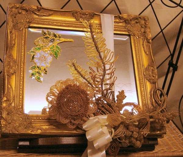 specchio dorato con girasole perline iridate spighe uva perle iridescenti nastro panna decorazione window color
