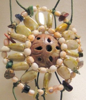 come costruire ciondolo perline della collana sole messicano perle ovali pietre ad effetto madreperla e semipreziose cordino cerato verde
