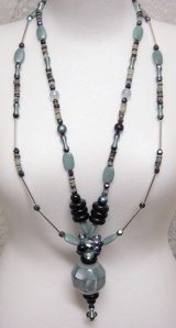 collana turquoise con sferetta pallina di perle nel ciondolo centrale